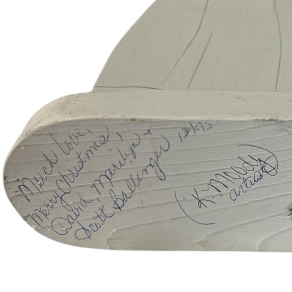 1995 Signed Wooden Angel by K. Moody – Rustic Folk Art Shelf Sitter with Grapevi - Picture 6 of 6